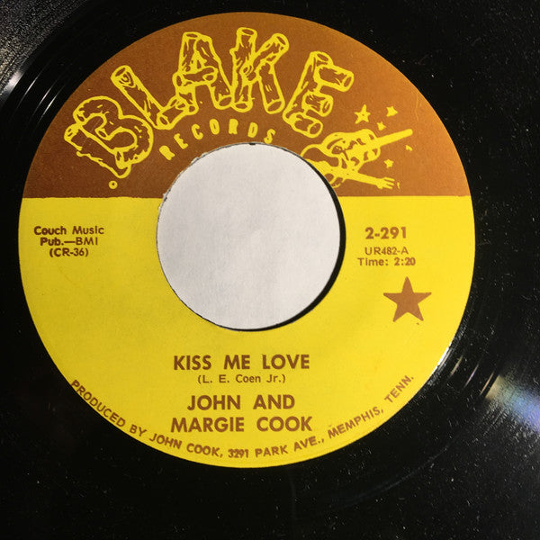 John & Margie Cook : Kiss Me Love (7", Single)